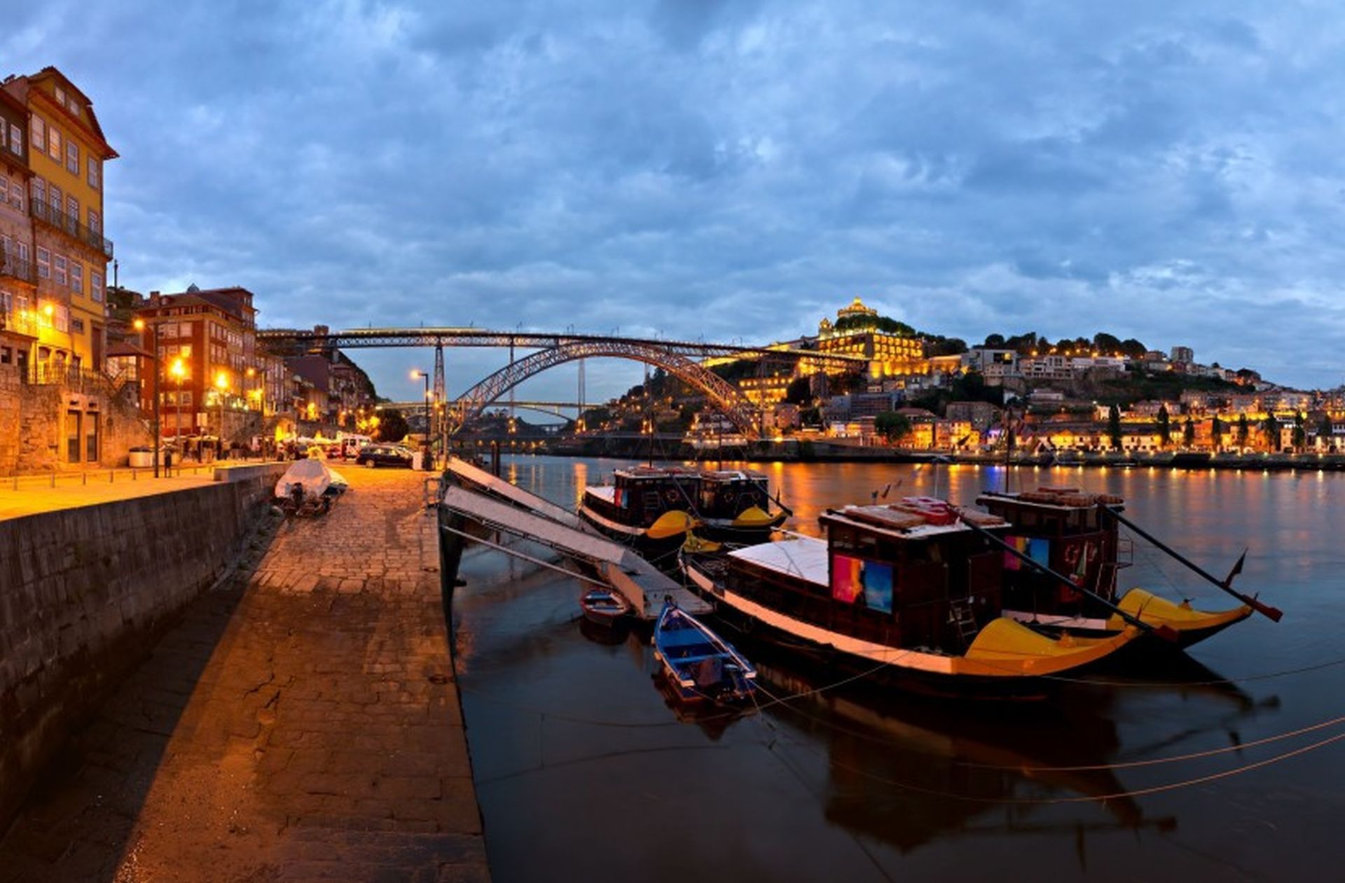 Experiencia Fado: Tour Nocturno con Cena - Alojamientos en Oporto