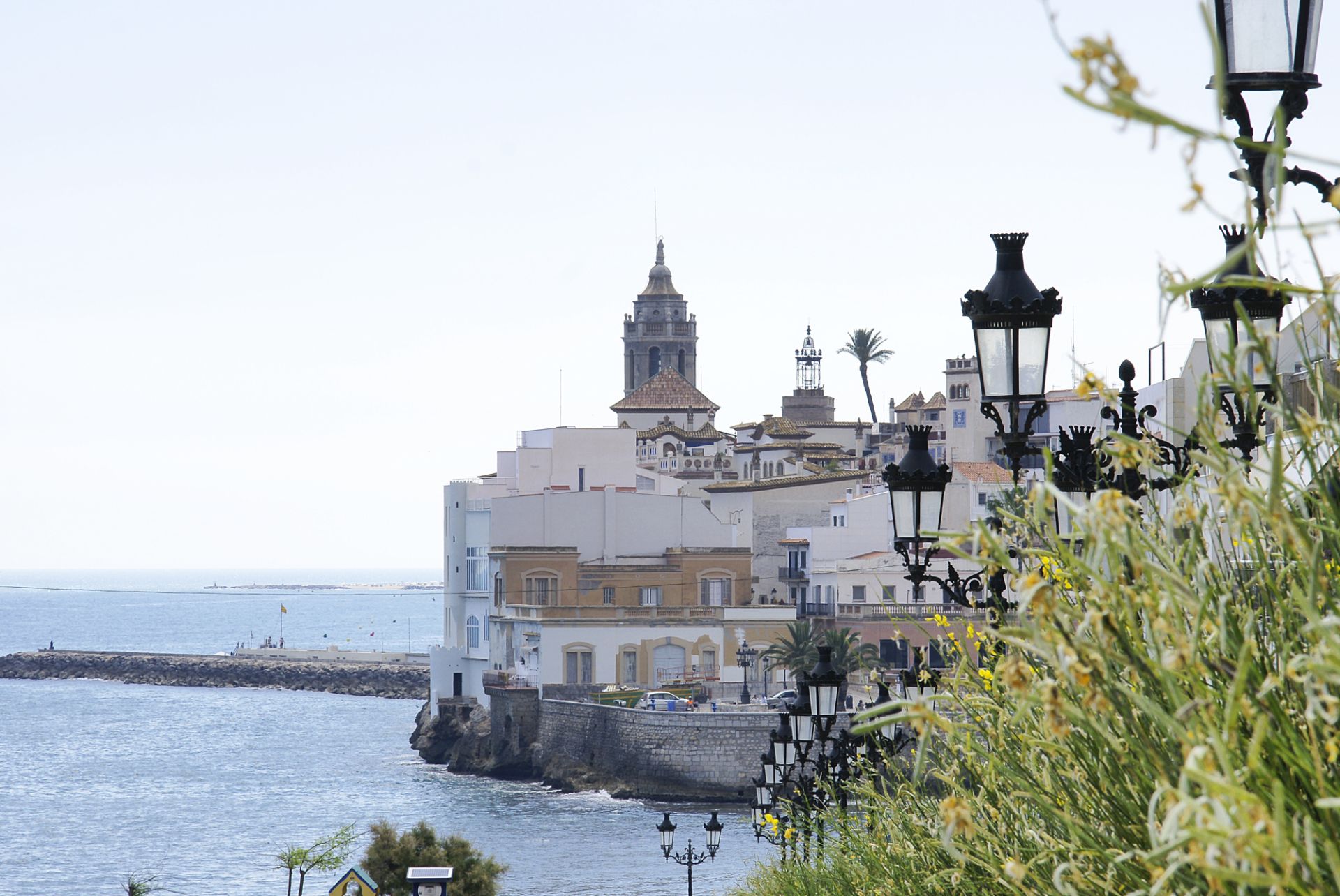 Bodegas Torres, Montserrat y Sitges con Brunch desde Barcelona - Alojamientos en Barcelona