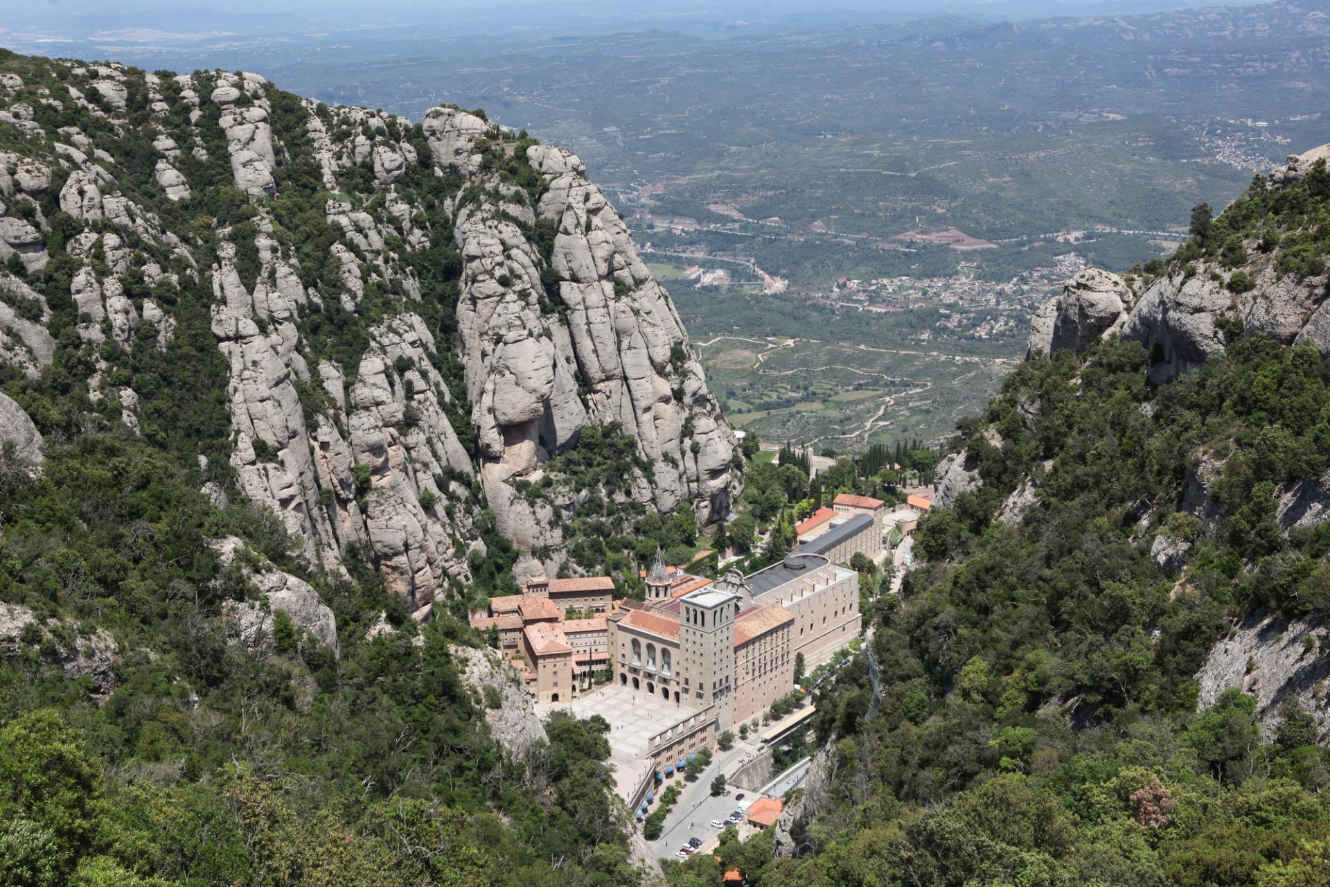 Cardona & Montserrat - Día Completo con Brunch: Castillo Medieval, Minas de Sal y Monasterio - Alojamientos en Barcelona