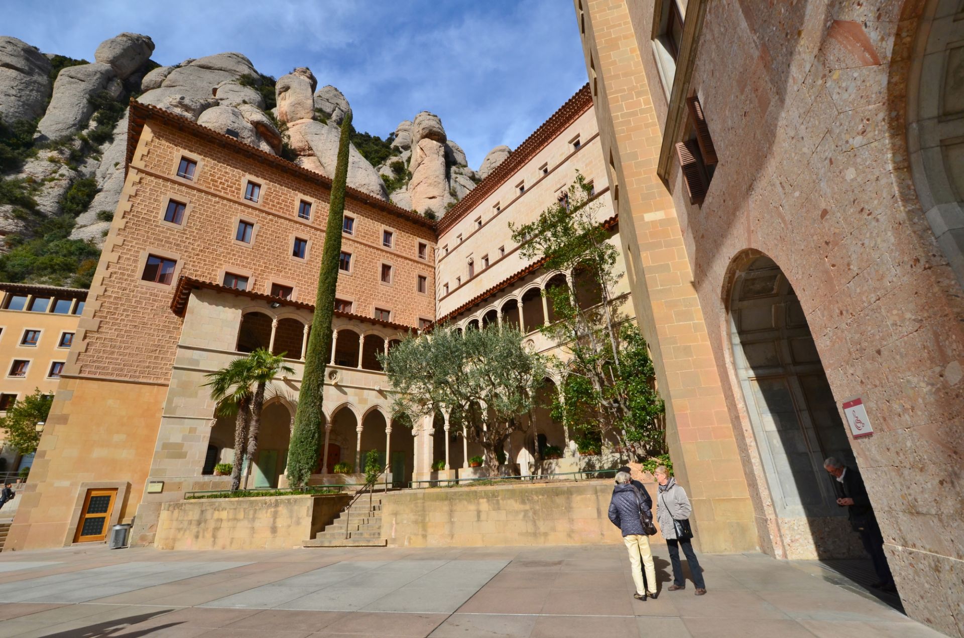 Cardona & Montserrat - Día Completo con Brunch: Castillo Medieval, Minas de Sal y Monasterio - Alojamientos en Barcelona