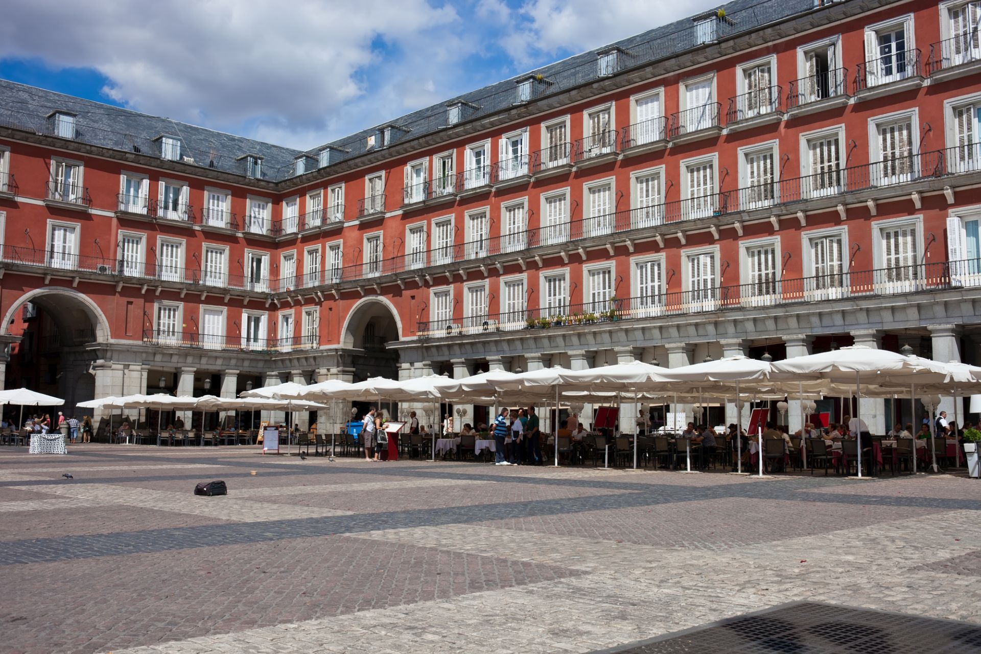 Paseo a Pie por el Madrid Histórico con Tapas Gourmet - Alojamientos en Madrid
