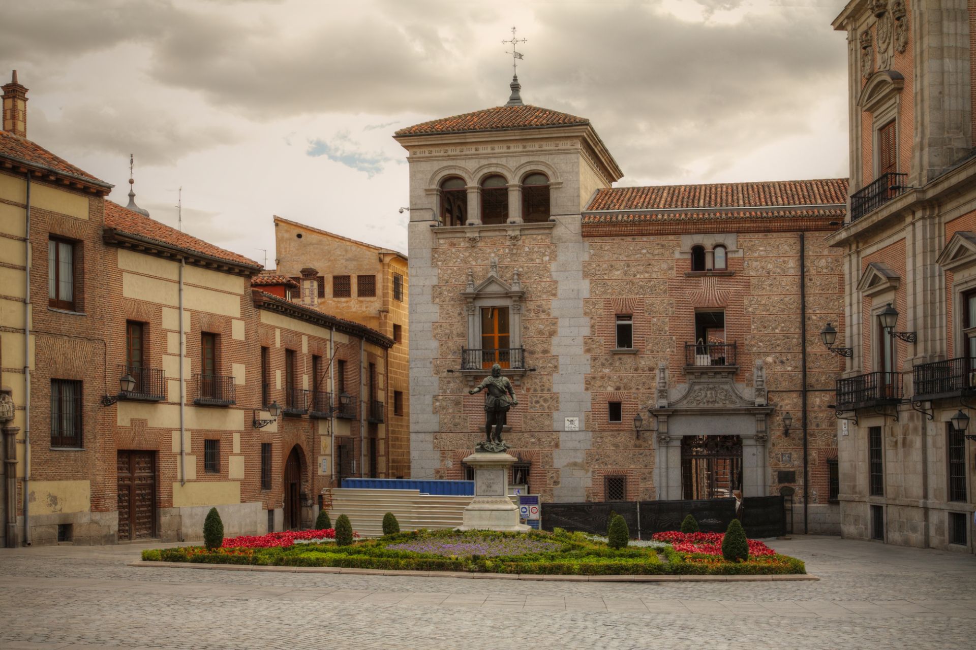 Paseo a Pie por el Madrid Histórico con Tapas Gourmet - Alojamientos en Madrid