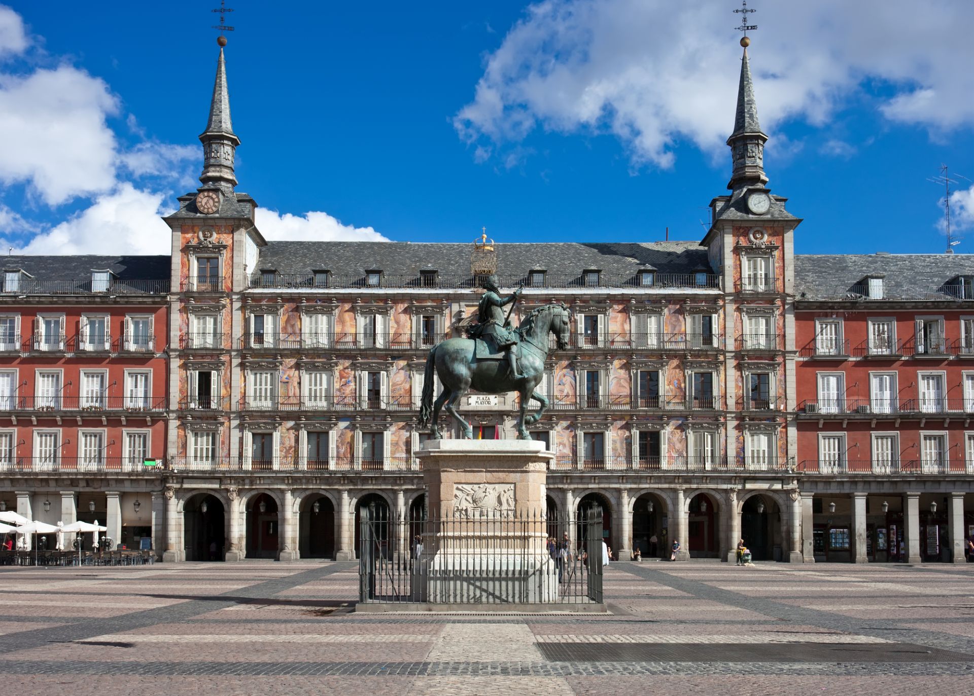 Paseo a Pie por el Madrid Histórico con Tapas Gourmet - Alojamientos en Madrid