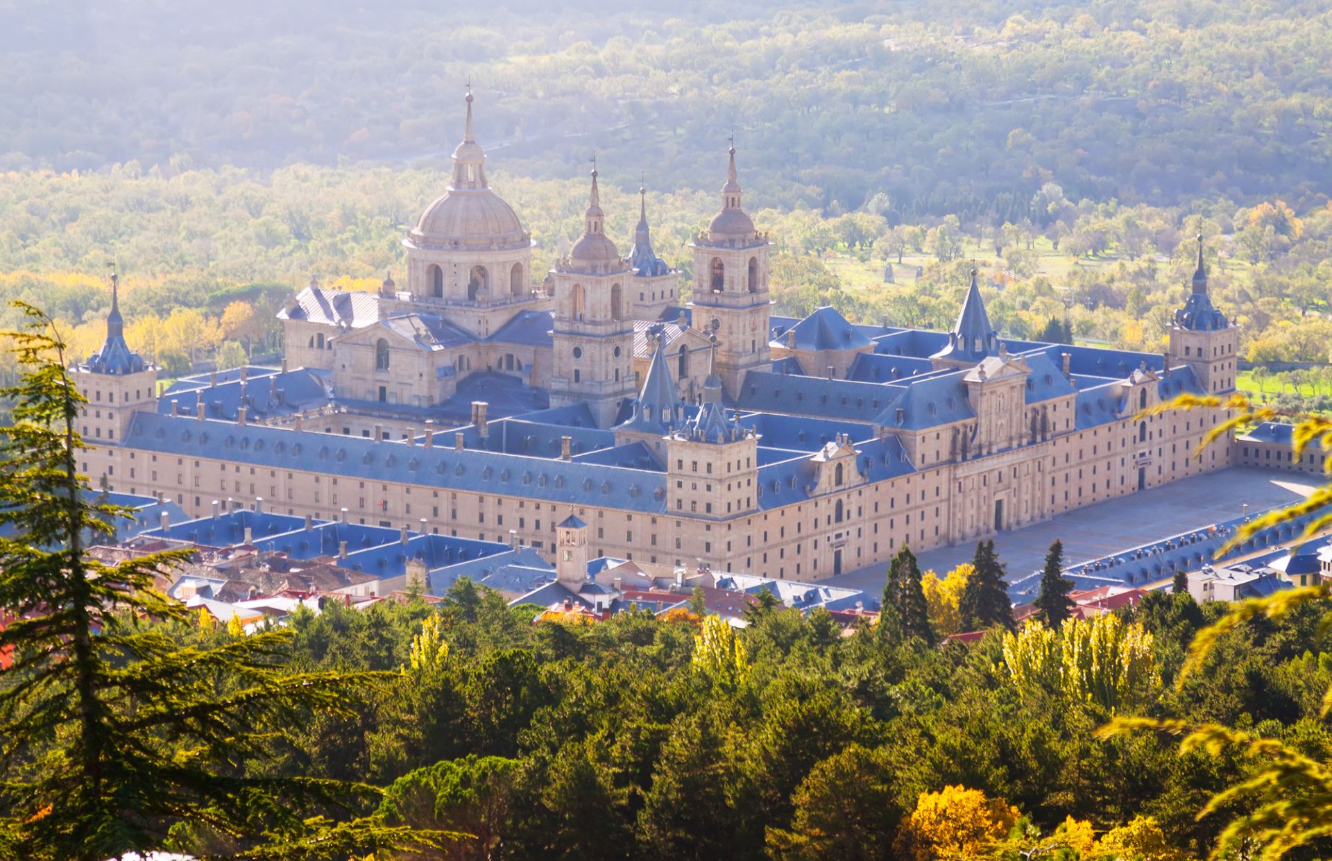 Monasterio de El Escorial y Valle de los Caídos Visita de Medio Día desde Madrid - Alojamientos en Madrid