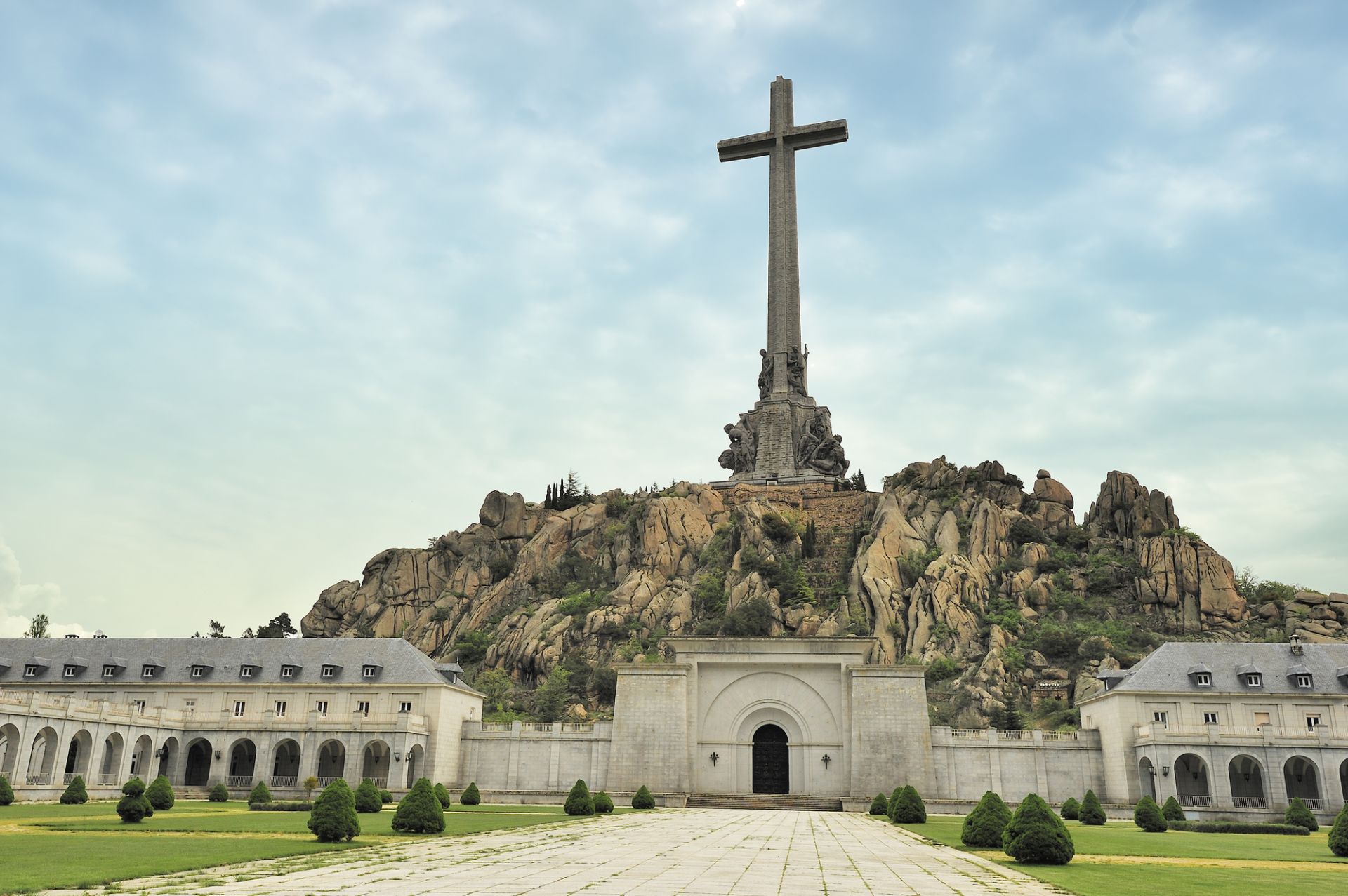 Monastery of El Escorial, Valley of the Fallen & Toledo Full Day Trip with Lunch from Madrid - Alojamientos en Madrid