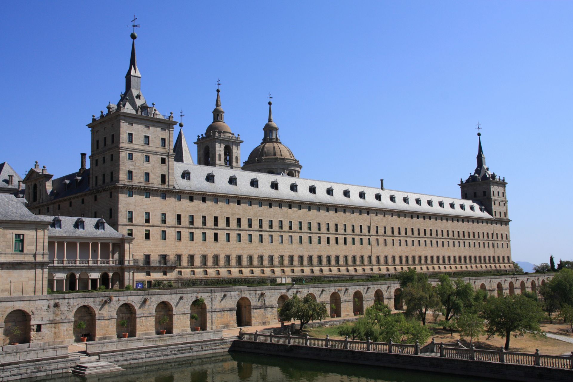 Monastery of El Escorial, Valley of the Fallen & Toledo Full Day Trip with Lunch from Madrid - Alojamientos en Madrid